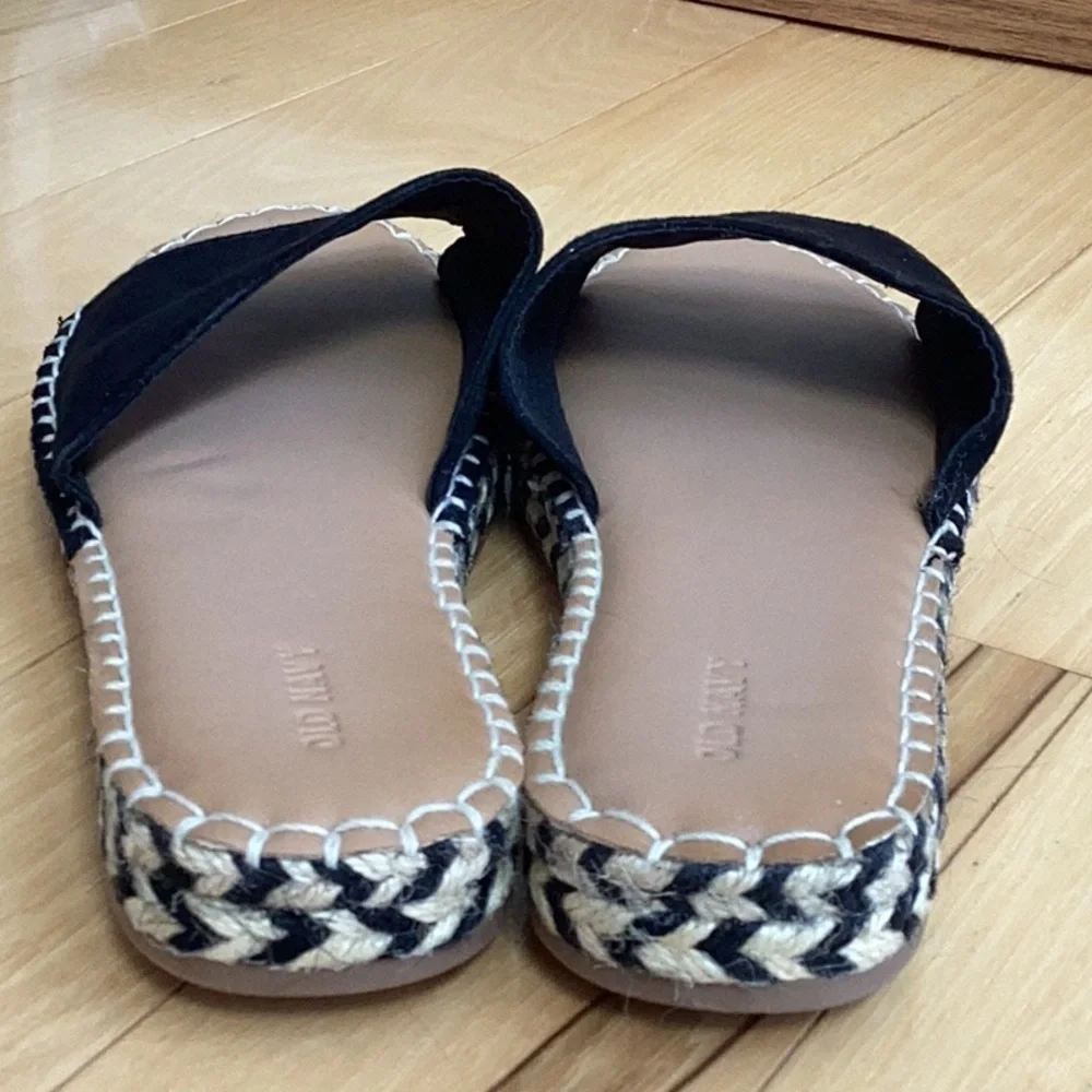Old Navy woven rope and faux suede slide on sandals. Women’s size 10